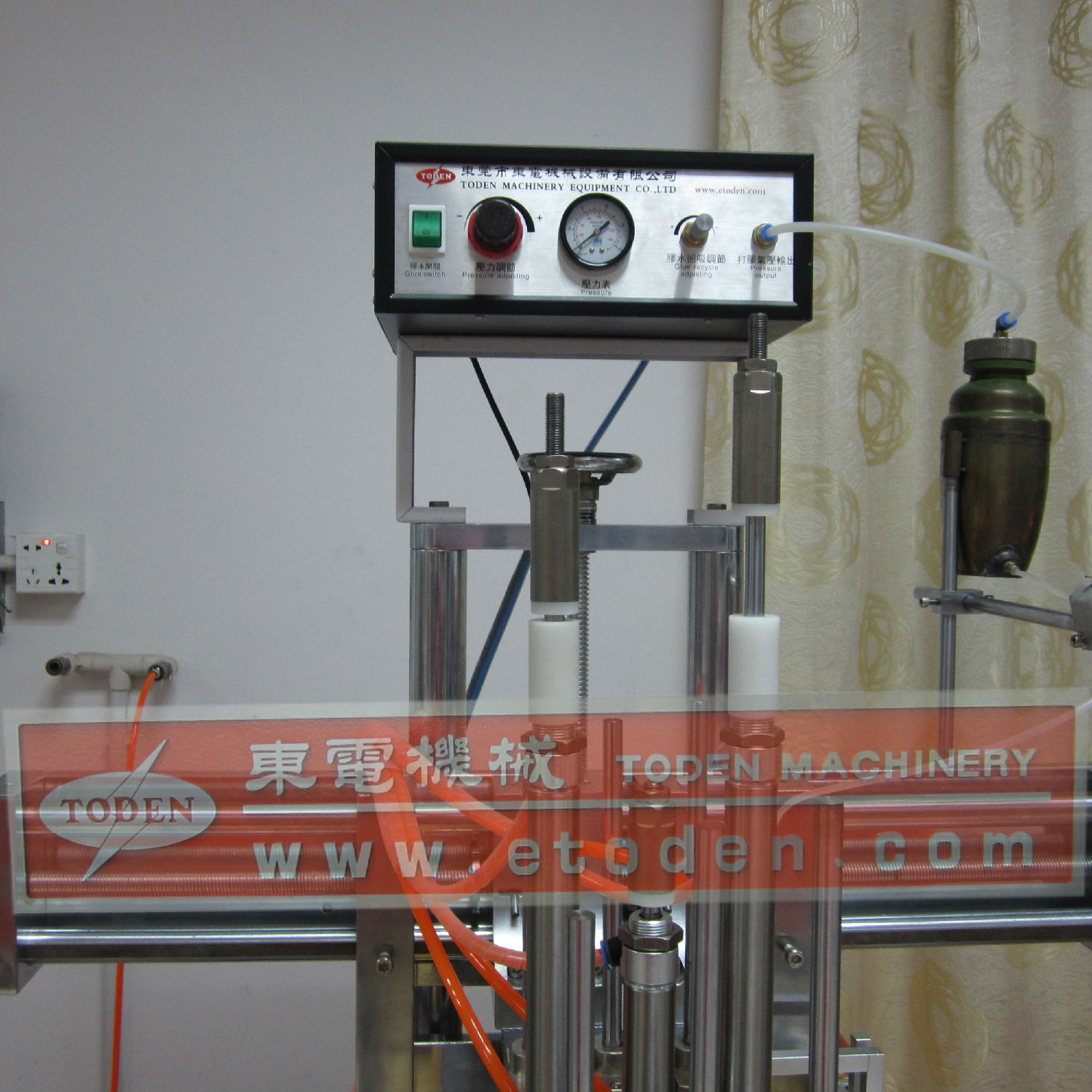 半自動(dòng)圓筒機(jī)膠水瓶.jpg 半自動(dòng)圓筒機(jī)膠水瓶.jpg